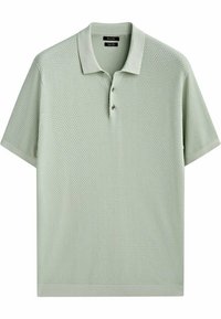 Hellgrünes Poloshirt mit kurzen Ärmeln, strukturiertem Strickmuster, zwei-Knopf-Blende sowie geripptem Kragen und Ärmelsäumen auf weißem Hintergrund.