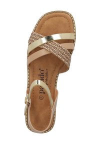 Sandalo beige con cinturini intrecciati e dettagli metallici, suola interna in morbido suede e cuciture decorative lungo il bordo. Cinturino regolabile.
