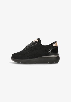 Zapatilla de rejilla negra con una parte superior texturizada, diseño de cordones, acentos negros brillantes en el talón y una suela gruesa y acolchada para mayor comodidad.