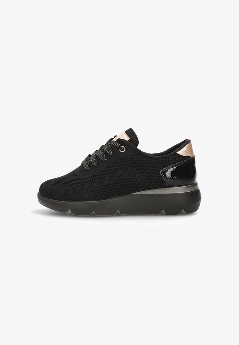 Zapatilla de rejilla negra con una parte superior texturizada, diseño de cordones, acentos negros brillantes en el talón y una suela gruesa y acolchada para mayor comodidad.