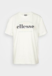 Weißes Baumwoll-T-Shirt mit kurzen Ärmeln, Rundhalsausschnitt und grafischem Print in grüner und schwarzer Schrift mit Markennamen und Herkunftsinformationen.