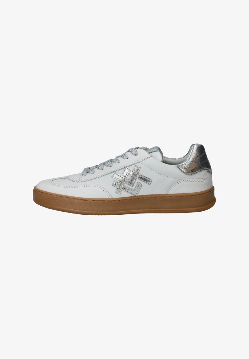 Witte leren sneakers met zilveren accenten, een gestructureerde metallic hak, grijze veters en een tan rubberen zool. Geometrisch logo detail aan de zijkant.