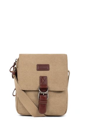Sac bandoulière en toile beige avec sangle ajustable, rabat avant, boucle en cuir marron foncé et écusson logo.