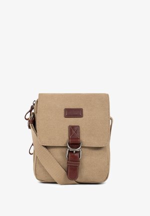 Sac bandoulière en toile beige avec sangle ajustable, rabat avant, boucle en cuir marron foncé et écusson logo.