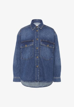 Denim srajca v temno modri barvi z ovratnikom na gumb, dvema žepoma na prsih in vidnimi podrobnostmi šivanja; ima ohlapen kroj in raven rob.