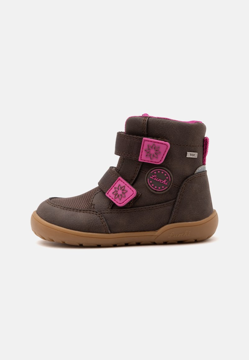 Botte d'hiver marron pour enfants avec des sangles roses, des fermoirs en forme de fleur et une semelle beige sur fond blanc.