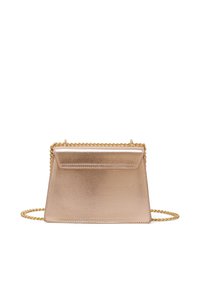 Borsa in oro rosa metallico con un design strutturato, tracolla a catena, patta pieghevole e texture liscia, dotata di una tasca posteriore.