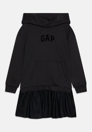 Schwarzes Kapuzensweatkleid mit geripptem Saum, das ein großes schwarzes "GAP"-Logo auf der Vorderseite und einen schwingenden Satinrock hat.