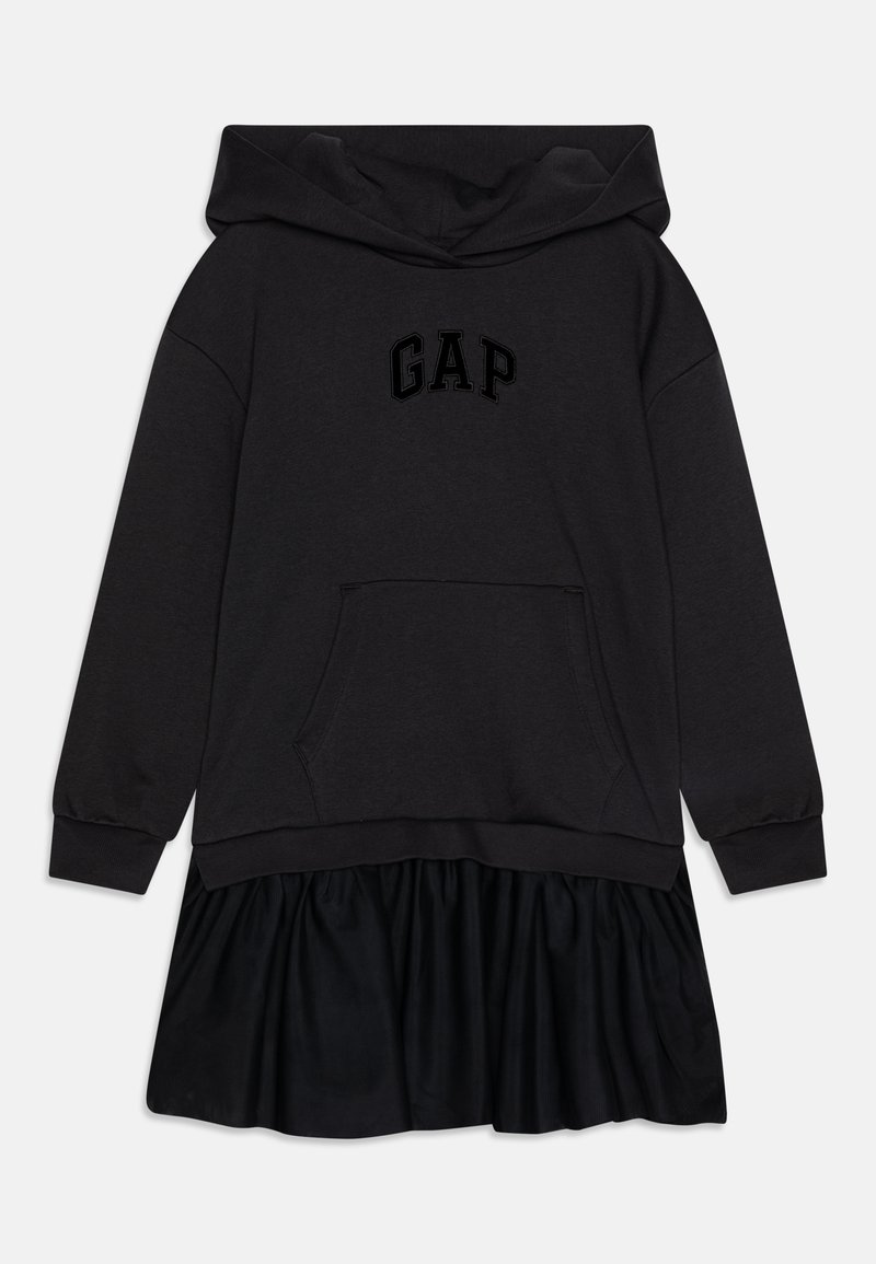 Vestido de moletom preto com capuz e bainha canelada, apresentando um grande logo "GAP" em preto na frente e um saia de cetim rodada.