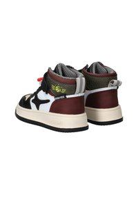 Hoge sneakers met zwarte, witte, bordeauxrode en olijfgroene panelen, geel sportbasketballogo, chevron trek lussen en een gestructureerde binnenvoering.