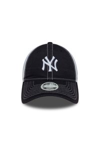 Svart baseballcap med hvit brodert "NY" logo. Har et strukturet stoff foran og netting på sidene, med buet skjerm og sømdetaljer.