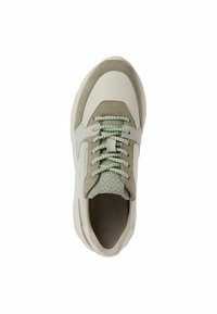 Sneakers med en beige läder och grön mocka ovandel, rund tå, texturerad panel och gröna snörningar. Dämpad sula för komfort.