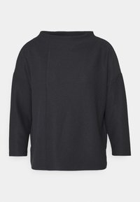 Top nero a maglia con una vestibilità morbida, caratterizzato da un motivo a costine testurato, scollatura a barca e maniche a tre quarti.