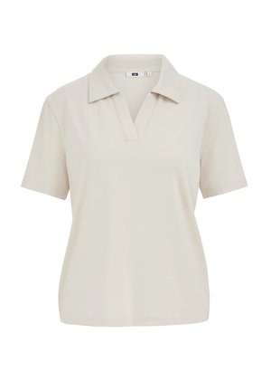 Polo beige de manga corta con cuello en V abierto, presentado sobre un fondo blanco liso.