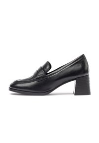 Mocasines negros de cuero con tacón, con punta redonda, que presentan un diseño cosido y un tacón sólido con una superficie texturizada.