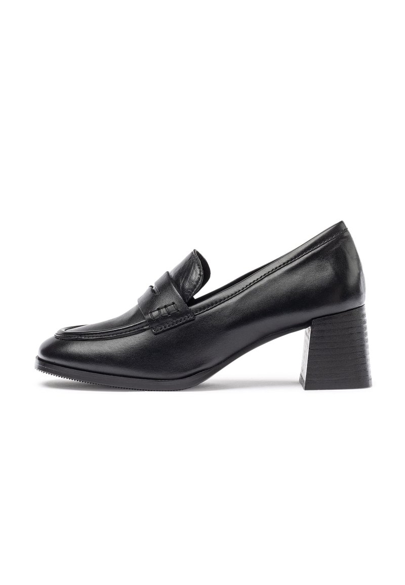 Mocasines negros de cuero con tacón, con punta redonda, que presentan un diseño cosido y un tacón sólido con una superficie texturizada.