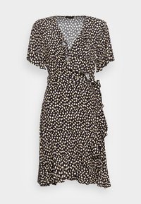 Vestido envelope em tecido escuro com um pequeno padrão de corações brancos e amarelos. Mangas curtas em estilo drapeado, bainha com babados e faixa na cintura ajustável.