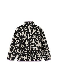 Chaqueta de forro polar con estampado en blanco y negro con formas abstractas, cuello alto, mangas largas y ribete púrpura en puños y dobladillo.