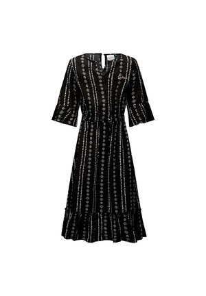 Robe noire avec des manches trois-quarts, décolleté en V, taille basse et ourlet évasé. Présente des motifs floraux blancs et un tissu texturé.