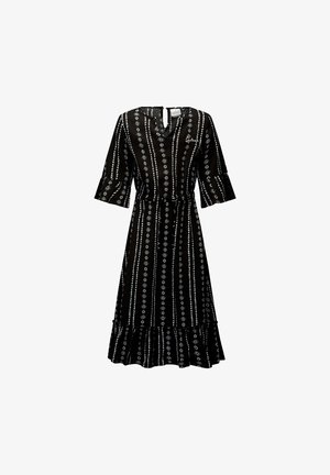 Robe noire avec des manches trois-quarts, décolleté en V, taille basse et ourlet évasé. Présente des motifs floraux blancs et un tissu texturé.