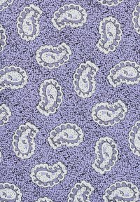 Tkanina o lawendowym tle z białymi, przypominającymi paisley wzorami, obramowanymi koronką, o fakturze przypominającej tkaninę.