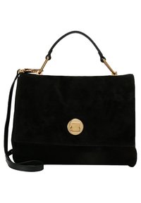 Czarna torebka z zamszu o płaskim, prostokątnym kształcie, ze złotymi okuciami i pojedynczym uchwytem u góry. Posiada przednią klapę z okrągłym zapięciem.