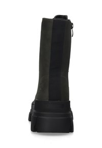 Dunkelgrüner Lederstiefel mit elastischen Seitenteilen, einer massiven schwarzen Sohle und einem Reißverschluss an der Rückseite. Glatte Textur und minimalistisches Design.
