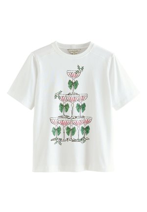 Baltas medvilninis marškinėlis su iliustruotu dizainu, vaizduojančiu vienas ant kito sudėtus stiklius su rausvomis kaspinėmis ir žaliais lapais. Trumpomis rankovėmis, suapvalintu kaklu.