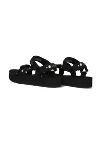 Zwarte platformsandalen met meerdere banden en zilveren studs. Zacht materiaal en rubberen zool voor grip en comfort.