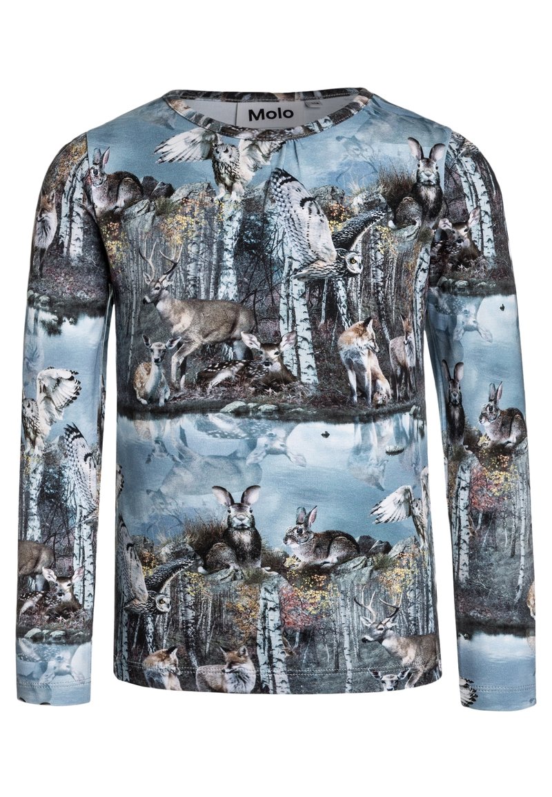Långärmad skjorta med ett tryck av en naturscen med djur som rådjur, kaniner och ugglor, mot en blå och grå bakgrund.