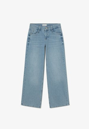 Jean large bleu clair avec fermeture à bouton et fermeture éclair, passants de ceinture, poches avant et arrière sur fond blanc.