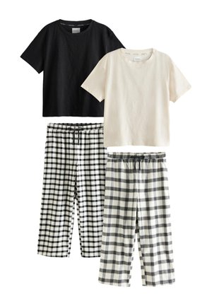 Twee sets pyjamablouses en broeken, één zwarte blouse met zwart-wit geruite broek, één crèmekleurige blouse met fijner geruite broek, beide met een trekkoord in de taille.