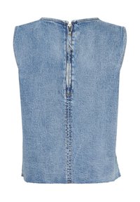 Denim top bez rukava s visokim izrezom, zatvaranjem na zatvarač na leđima, svijetloplava boja i strgani rub. Jednostavan dizajn bez ukrasa.