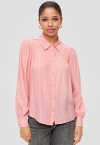 Helle rosa Bluse mit einer Vorderknopfverschluss, einem Kragen und langen Ärmeln. Sie verfügt über eine gefältelte Detailgestaltung an den Schultern und Manschetten.