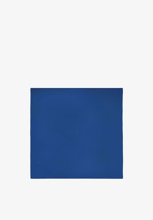 Obdélníková modrá podložka s hladkým, matným povrchem. Okraje jsou rovné a má jednotnou barvu bez viditelných vzorů nebo kovových dílů.