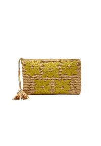 Spleciona torebka ze słomy z żółtym haftem kwiatowym, prostokątny kształt, zamek błyskawiczny, oraz frędzel po jednej stronie.
