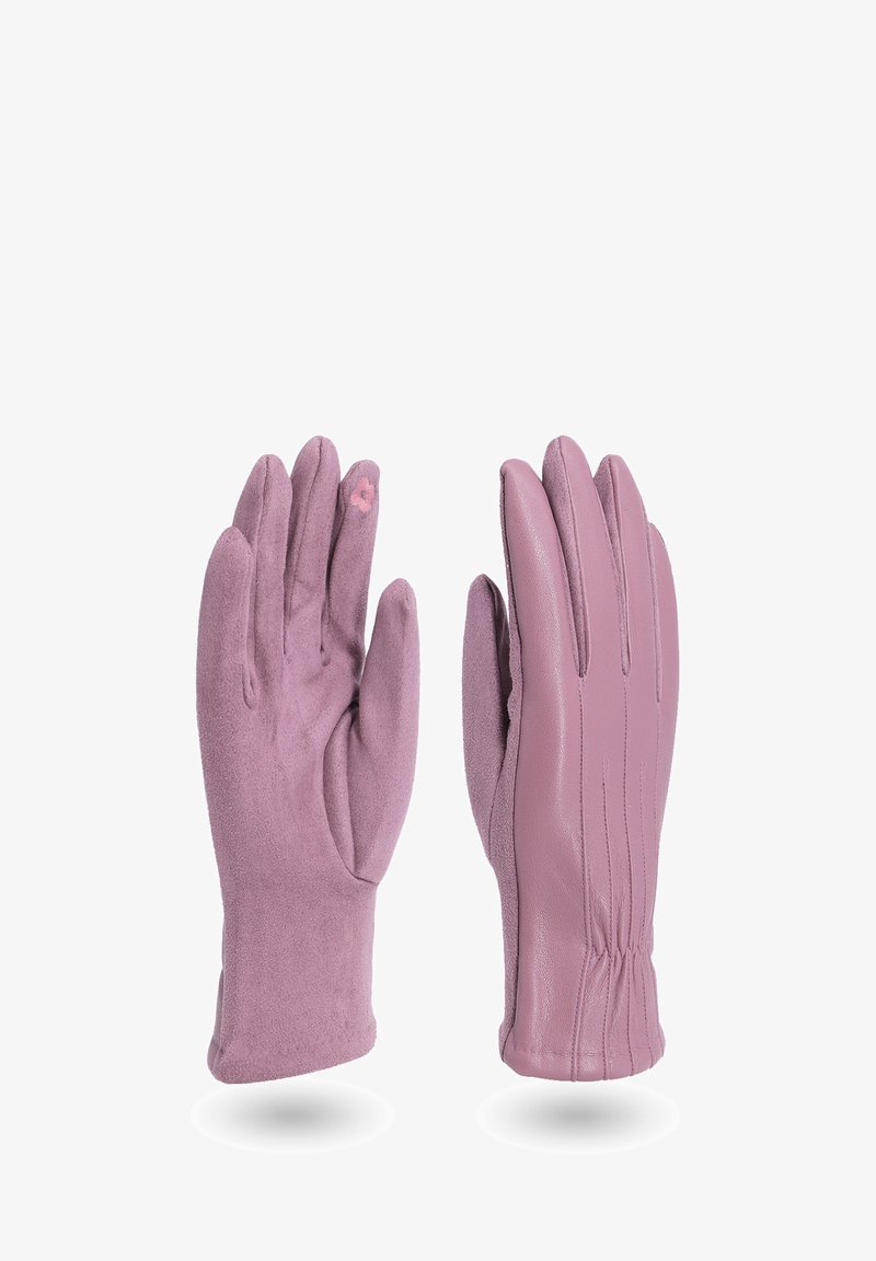 Un paio di guanti rosa, uno in suede con un piccolo dettaglio floreale sul dito indice, l'altro in pelle liscia con dettagli cuciti.