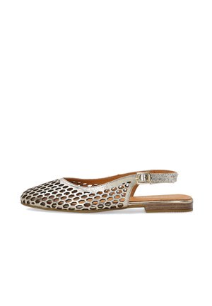 Metalikowa złota płaska sandałka typu slingback z sześciokątnymi wycięciami i regulowanym paskiem na klamrę, niski drewniany obcas.