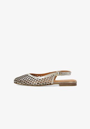 Metalen gouden platte slingback schoen met zeshoekige uitsnijdingen en verstelbare gesp, lage houten hak.