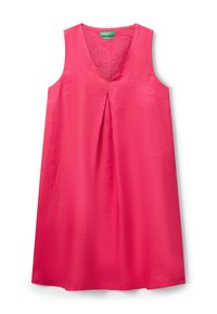 Ärmelloses pinkes Kleid mit V-Ausschnitt, das eine vordere Falte und eine entspannte Passform aufweist. Das Material scheint leicht und hat eine subtile Struktur.