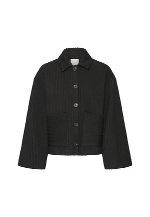 Veste matelassée noire avec des coutures verticales, fermeture à boutons sur le devant, manches larges, col et deux grandes poches avant.