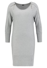 Vestito in maglia grigia con scollo a barco, maniche lunghe e dettagli con zip sulle spalle. Texture a coste e design aderente.