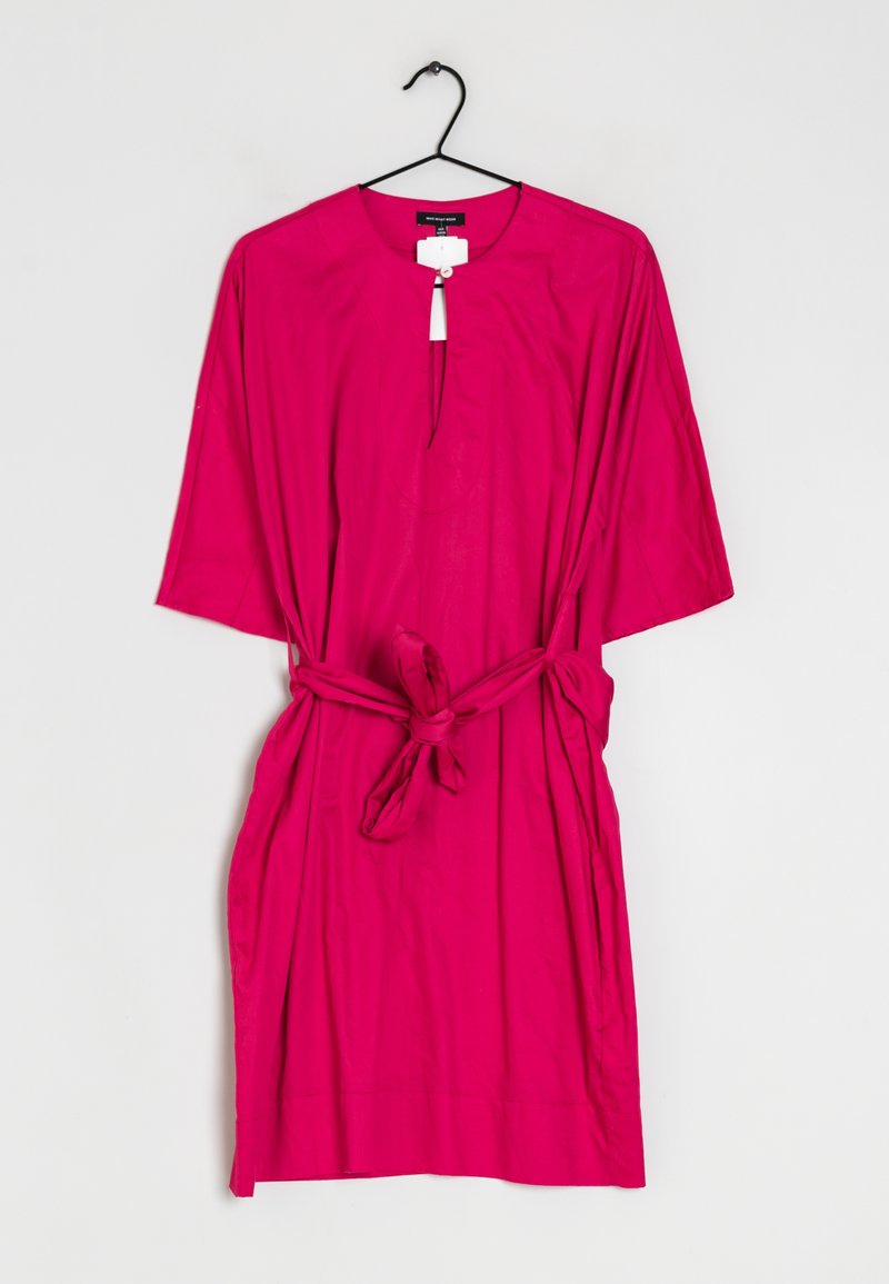 Fuchsian klänning med korta ärmar, rund halsringning och ett knytbälte fram. Tillverkad av lättviktsmaterial, med veck och en avslappnad passform.