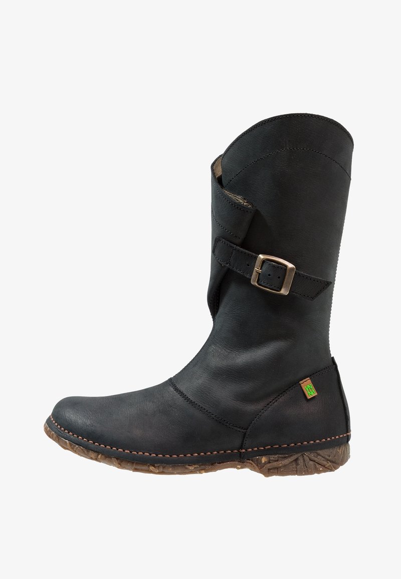 Bottines en cuir noir avec une sangle et un détail de boucle. Bout arrondi et semelle en caoutchouc texturé avec un accent logo subtil. Fini lisse.