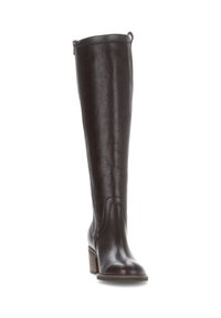 Botte en cuir marron jusqu'au genou avec un talon carré, un bout rond et des détails de couture simples. Elle dispose d'une fermeture éclair sur le côté pour un enfilage facile.