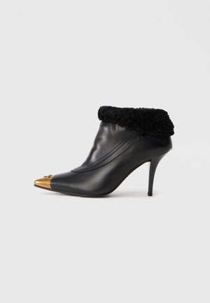 LUCY 25 - Augstpapēžu puszābaki - black