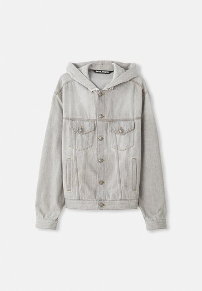Lys grå denimjakke med aftagelig hætte, knaplukning foran, to brystlommer og sidelommer. Har synlige stikninger og sølvfarvet hardware.