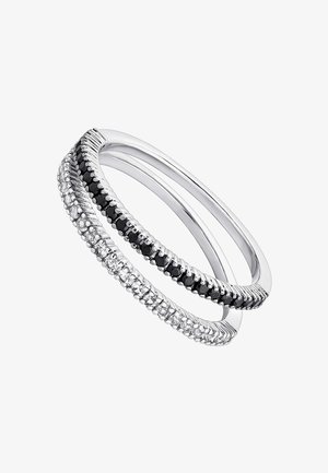 Dos anillos entrelazados con un acabado de plata pulida. Uno presenta piedras preciosas negras, mientras que el otro tiene piedras transparentes, creando un diseño texturizado.