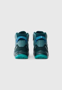 Teal og mørkegrønne tursko med polstret krage, strukturert gummisåle og stripet blå hælreim. Forsterket, vanntett design.
