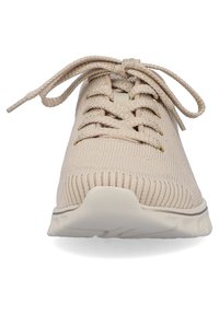 Bež kudumisega tennisesuus, millel on tekstureeritud ülemine osa, nööbiga sulgemine ja kuldne silmadega. Omab kerget, paksu tallat.